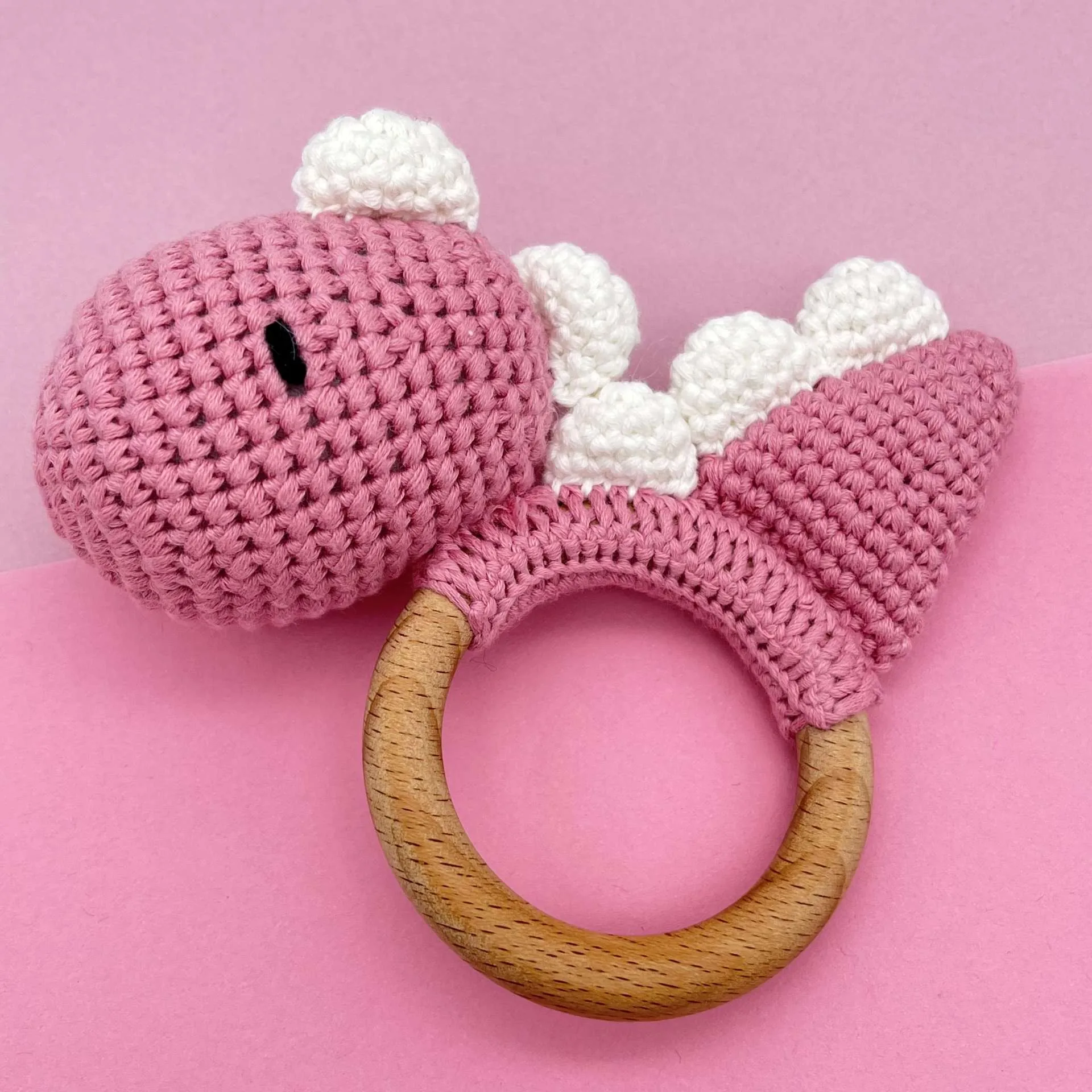Babyrassel Dino mit Beißring • rosa — Kiki-Ena Bastelmaterial Naturholz