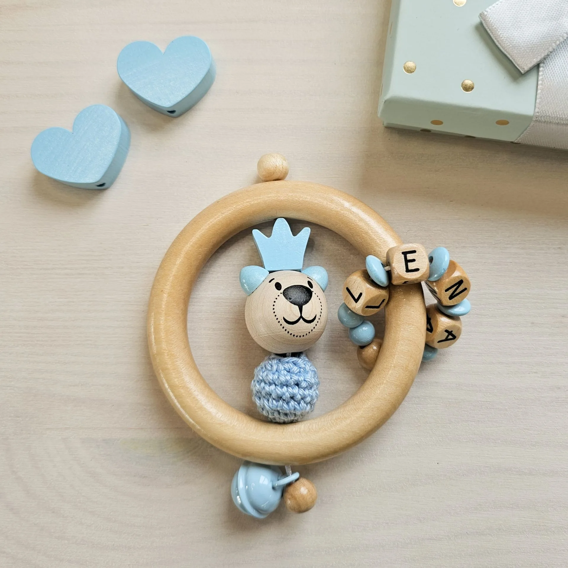 Bastelset Greifling Bär mit Krone babyblau — Kiki-Ena Bastelmaterial Naturholz