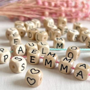 Buchstabenperlen Buchstabenwürfel Holz geprägt 10mm — Kiki-Ena Bastelmaterial Naturholz