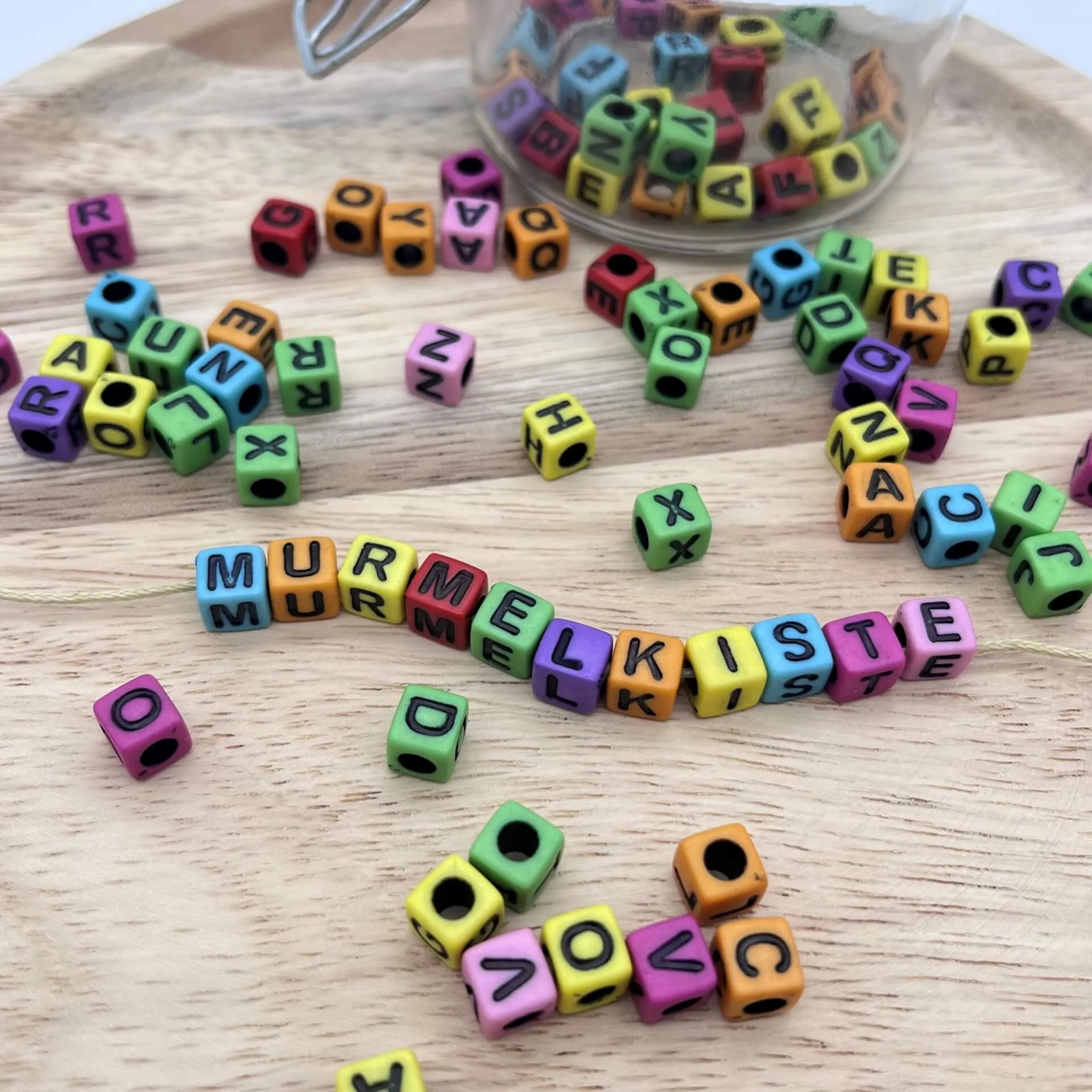 Buchstabenwürfel-Mix Kunststoff • 7mm • bunt • 25g — Kiki-Ena Bastelmaterial Naturholz