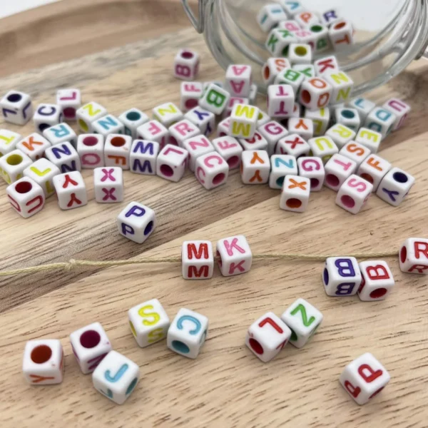 Buchstabenwürfel-Mix Kunststoff • 7mm • weiß-bunt • 25g — Kiki-Ena Bastelmaterial Naturholz