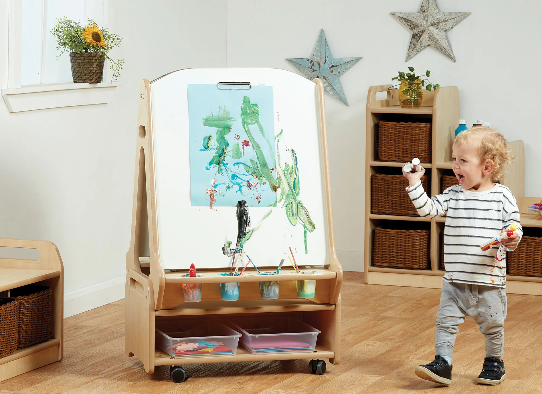 Doppelseitige 2-Stationen-Kreide-/Whiteboard-Staffelei mit niedrigem Ablagewagen — Millhouse Lernspielzeug Schule