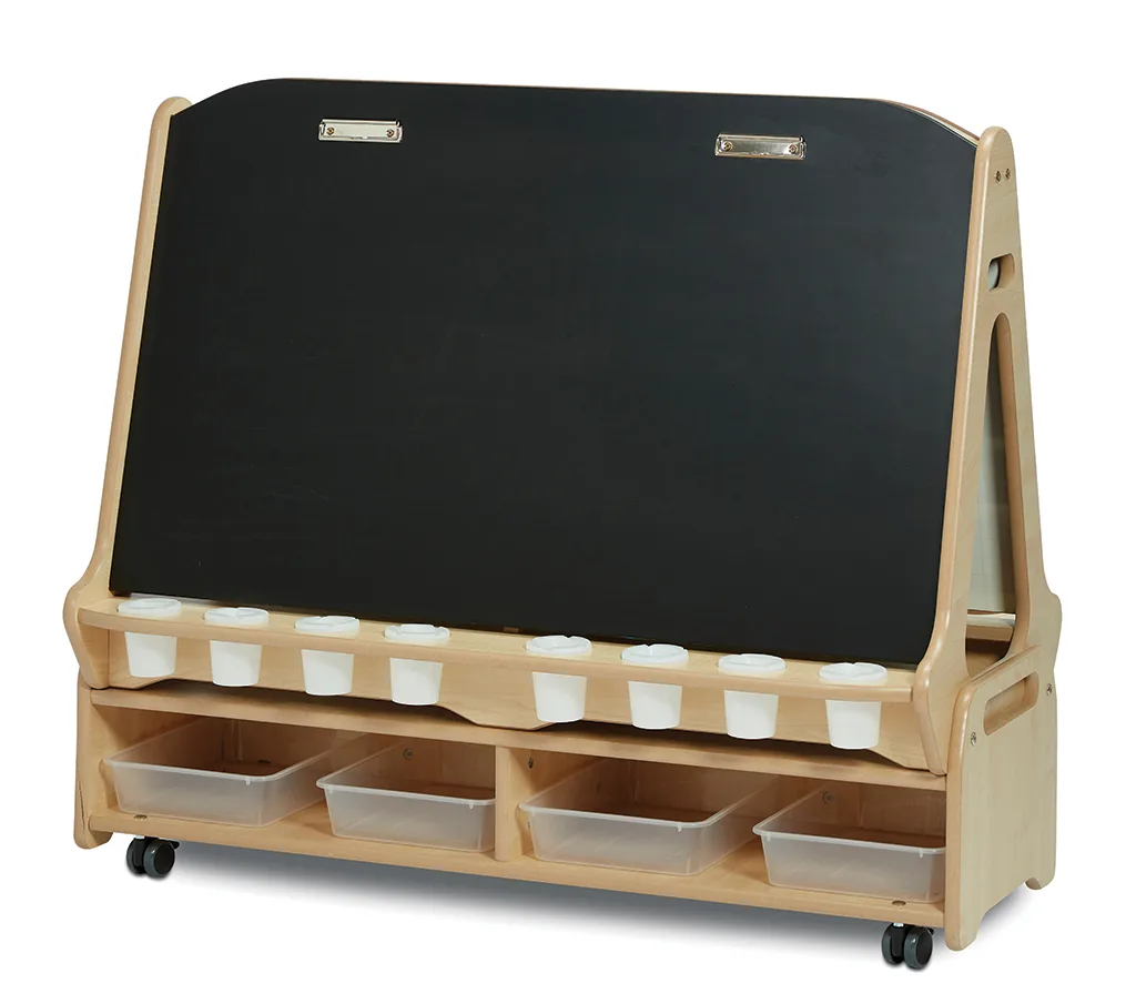 Doppelseitige 4-Stationen-Kreide-/Whiteboard-Staffelei mit niedrigem Aufbewahrungswagen — Millhouse Lernspielzeug Schule Doppelseitige 4-Stationen-Kreide-/Whiteboard-Staffelei mit niedrigem Aufbewahrungswagen — Millhouse Lernspielzeug Schule