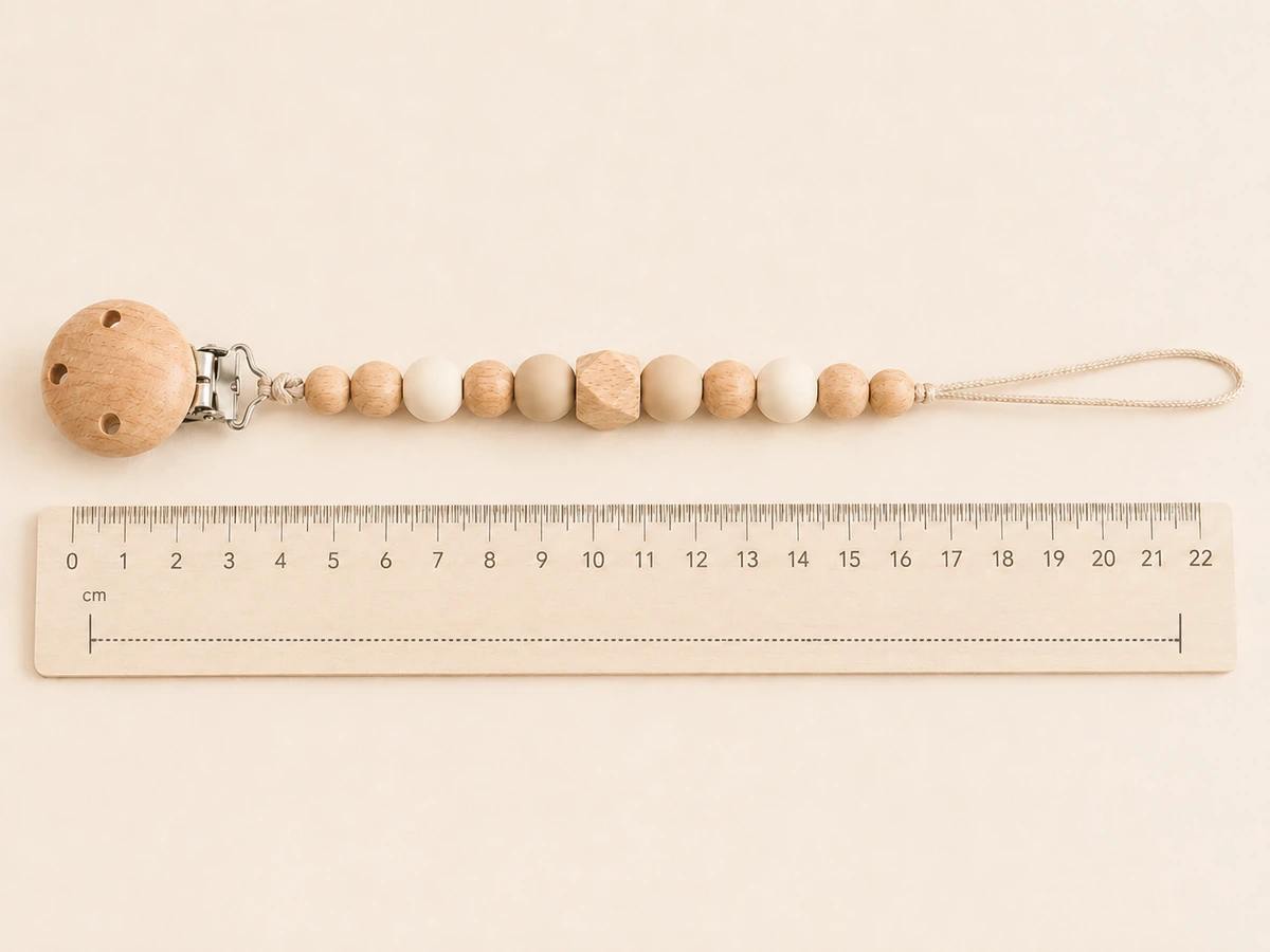 DIN EN 12586 Norm: Schnullerkette maximal 22cm gestreckt mit Lineal — Kiki-Ena Sicherheit