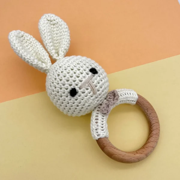 Gehäkelter Greifling Hase — Kiki-Ena Bastelmaterial Naturholz Gehäkelter Greifling Hase — Kiki-Ena Bastelmaterial Naturholz