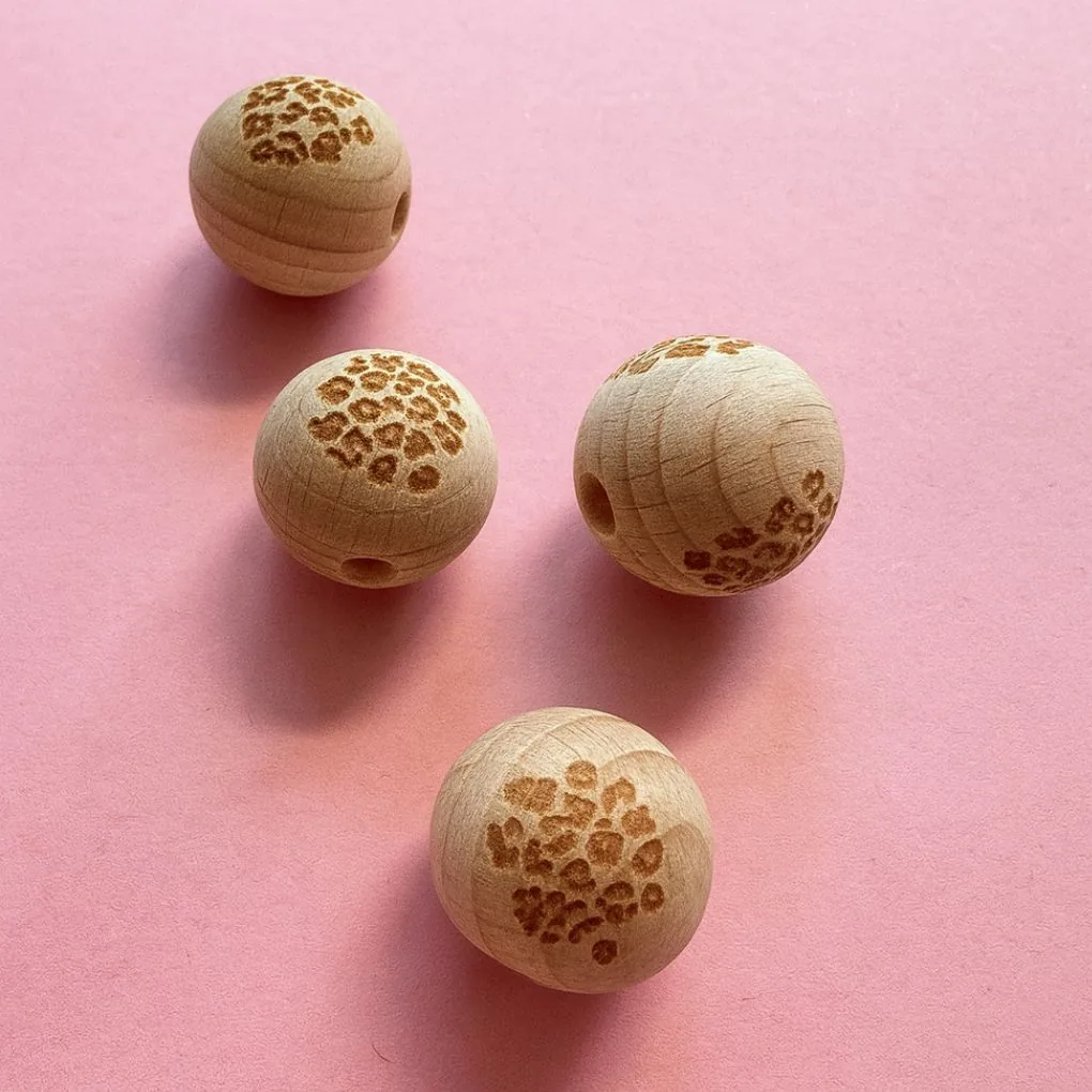 Holzperle graviert Leo 15mm — Kiki-Ena Bastelmaterial Naturholz