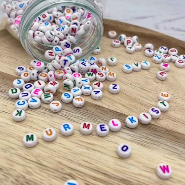 Buchstabenperlen-Mix Kunststoff • Ø7mm • weiß-bunt • 25g — Kiki-Ena Bastelmaterial Naturholz
