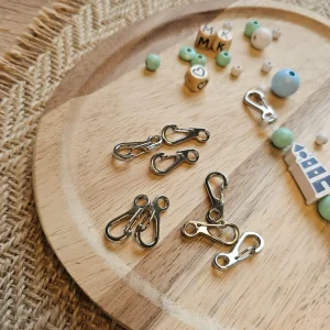 Mini Karabiner Edelstahl — Kiki-Ena Bastelmaterial Naturholz Mini Karabiner Edelstahl — Kiki-Ena Bastelmaterial Naturholz