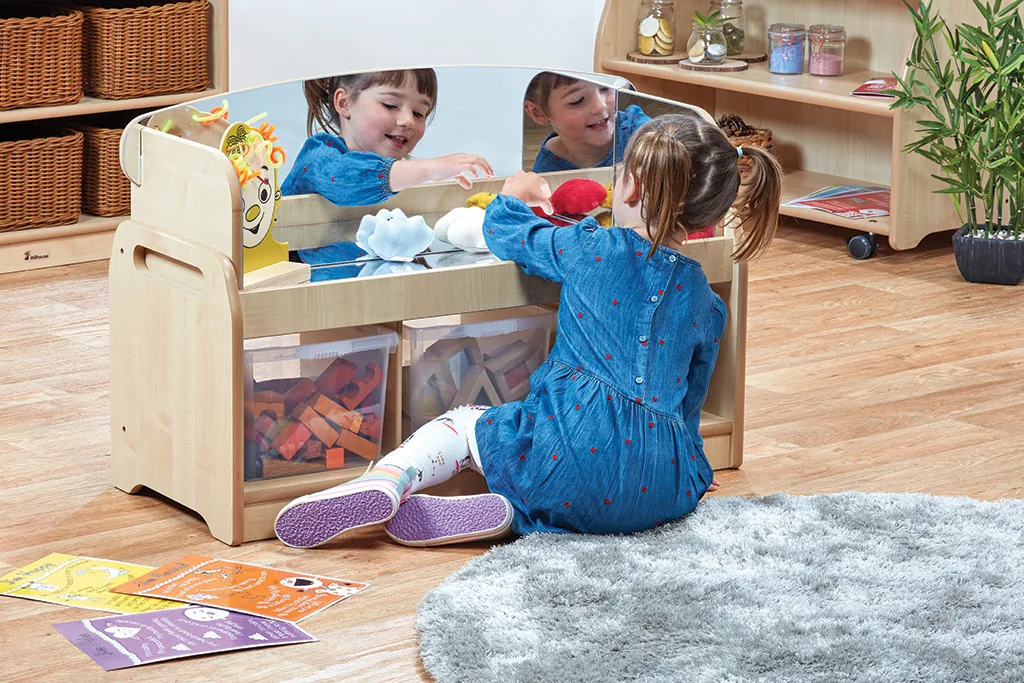 niedrige Sensorik-Spielstation mit Spiegelrahmen und 3 transparenten Boxen — Millhouse Lernspielzeug Schule