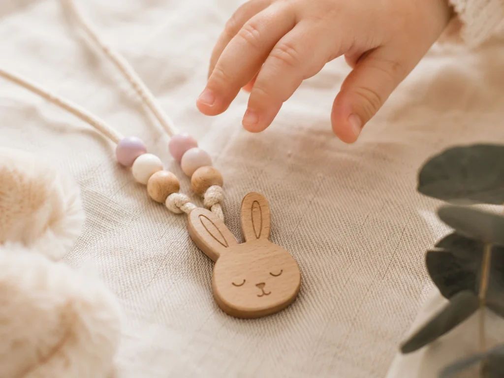 Detail einer fertigen Hasenkette, Kinderhand greift nach unten.