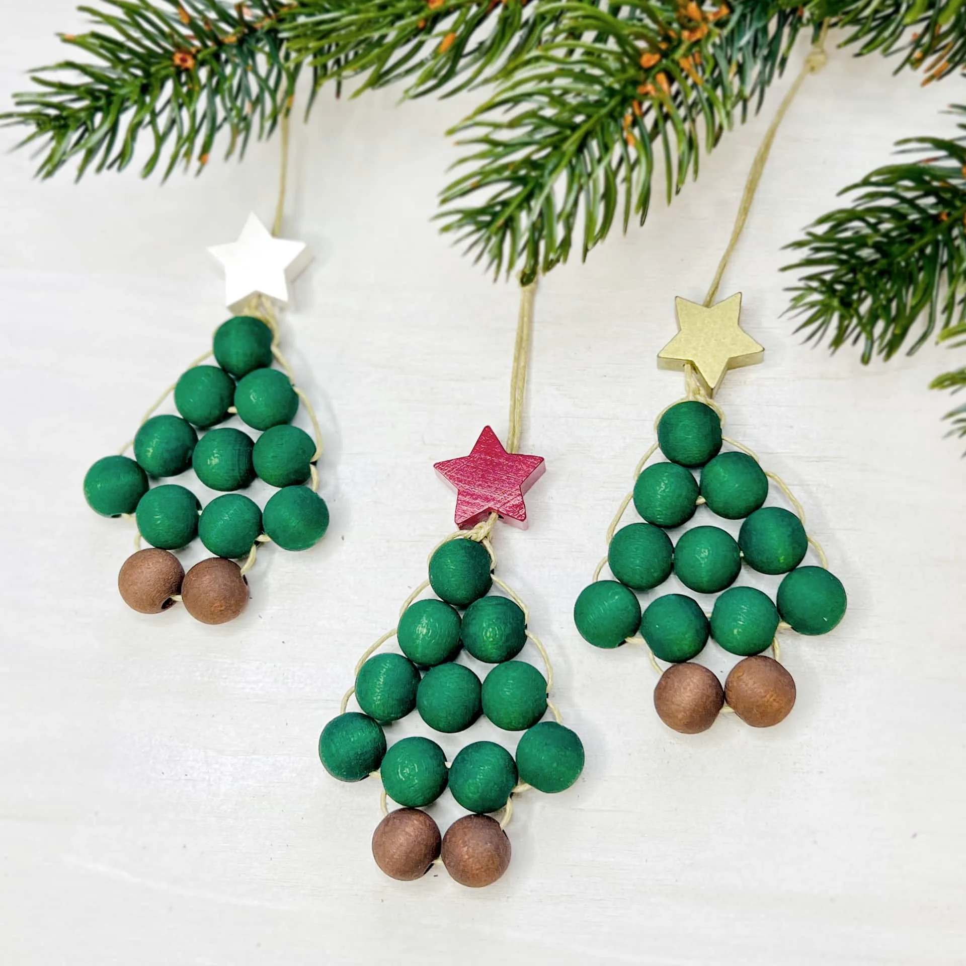 Perlen Weihnachtsbaum Anhänger 3er Bastelset — Kiki-Ena Bastelmaterial Naturholz