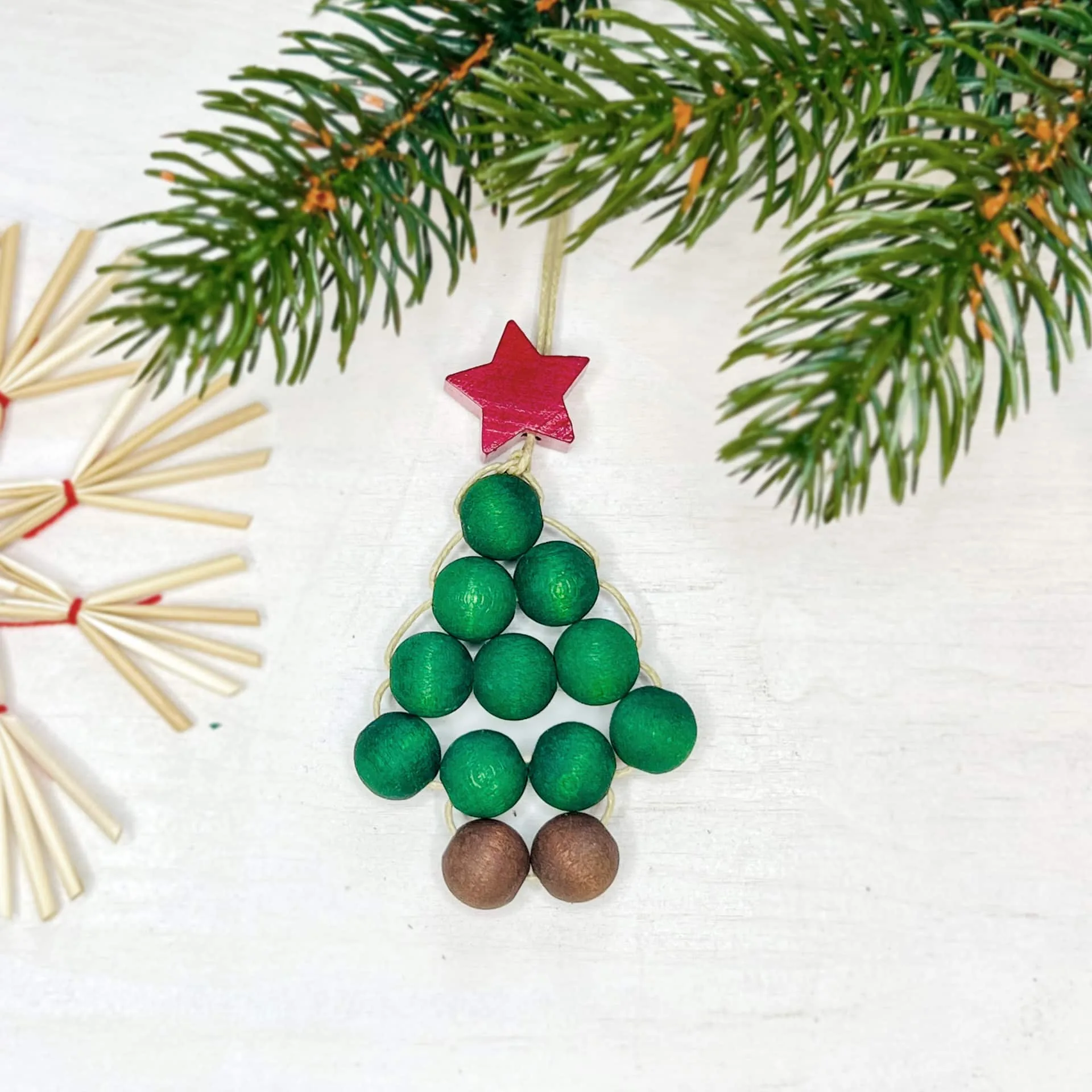 Perlen Weihnachtsbaum Anhänger Bastelset • bordeaux — Kiki-Ena Bastelmaterial Naturholz