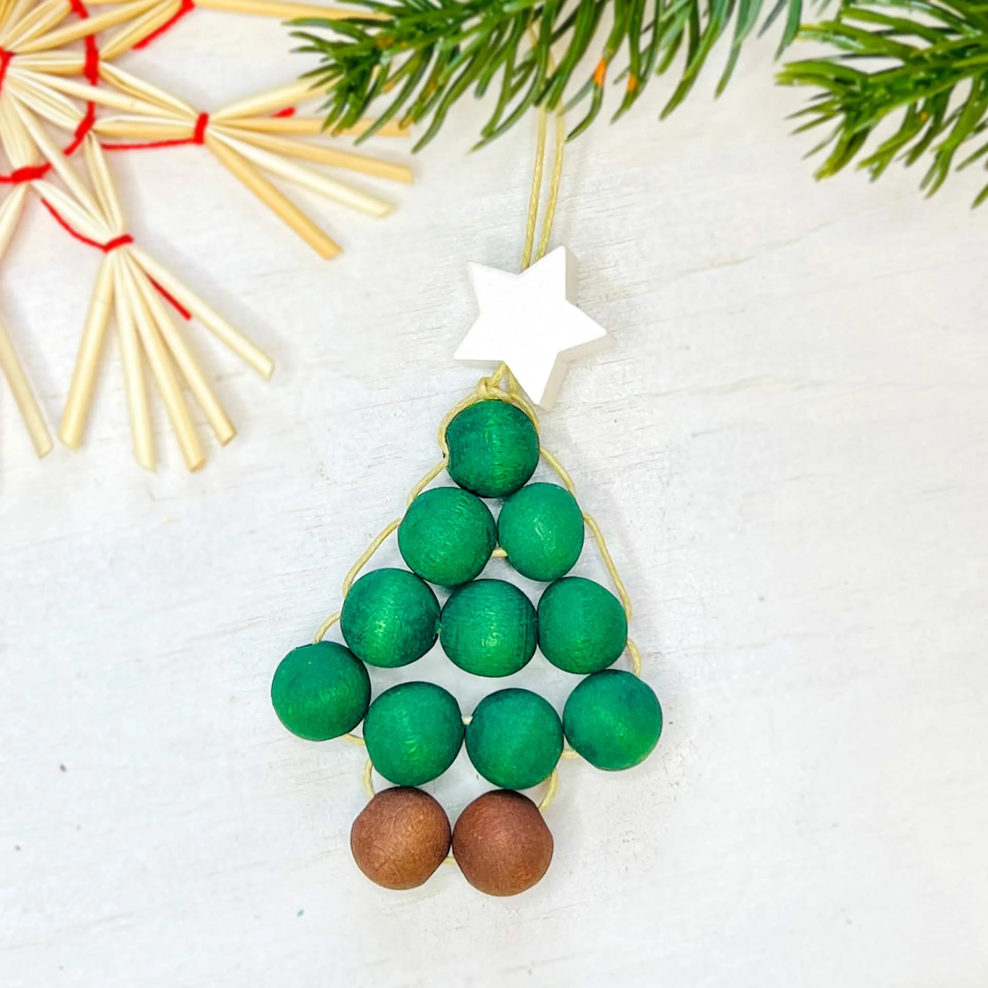 Perlen Weihnachtsbaum-Anhänger weiß • Bastelset — Kiki-Ena Bastelmaterial Naturholz Perlen Weihnachtsbaum-Anhänger weiß • Bastelset — Kiki-Ena Bastelmaterial Naturholz
