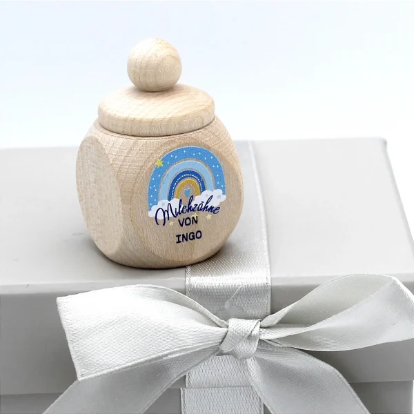 Personalisierte Milchzahndose Regenbogen blau mit Wunschnamen — Kiki-Ena Bastelmaterial Naturholz Personalisierte Milchzahndose Regenbogen blau mit Wunschnamen — Kiki-Ena Bastelmaterial Naturholz