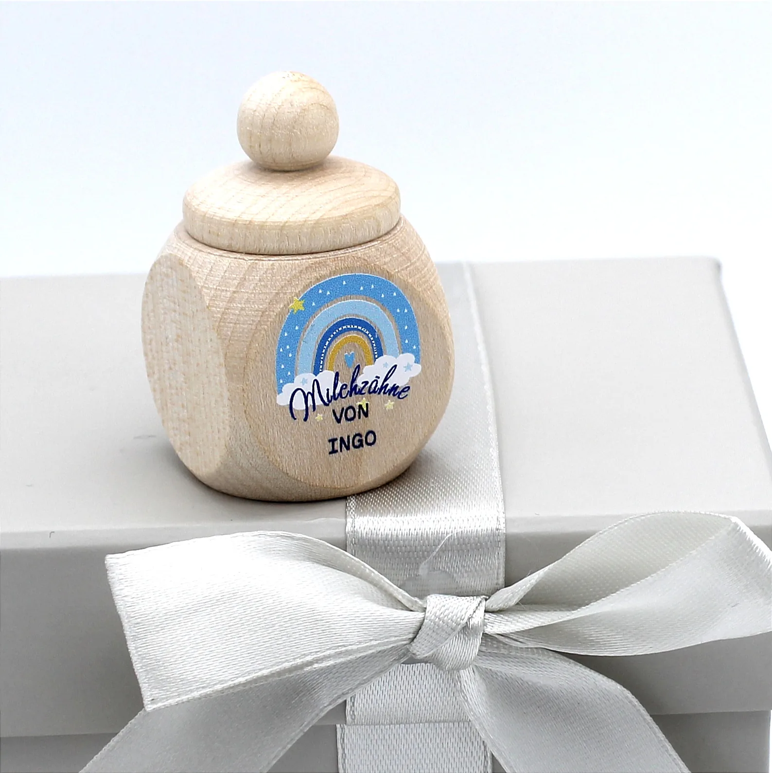 Personalisierte Milchzahndose Regenbogen blau mit Wunschnamen — Kiki-Ena Bastelmaterial Naturholz Personalisierte Milchzahndose Regenbogen blau mit Wunschnamen — Kiki-Ena Bastelmaterial Naturholz