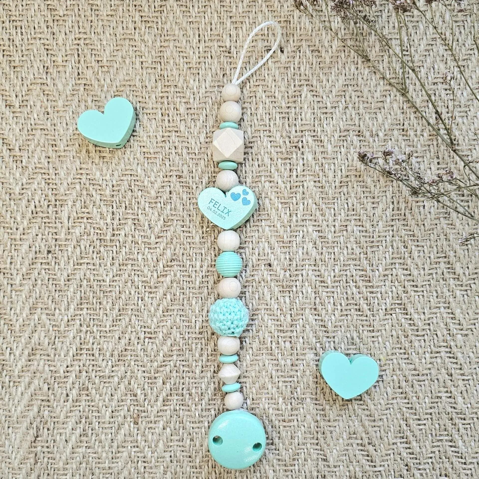 Personalisierte Schnullerkette aus Holzperlen "Herz" mint Bastelset — Kiki-Ena Bastelmaterial Naturholz