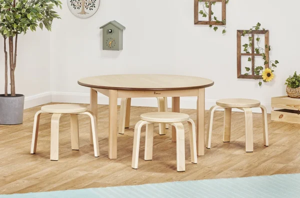 Stapelbarer Holzhocker H310mm (4er-Pack) — Millhouse Lernspielzeug Schule