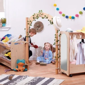 Toddler Dressing Up Mini Zone mit großen Körben — Millhouse Lernspielzeug Schule Toddler Dressing Up Mini Zone mit großen Körben — Millhouse Lernspielzeug Schule