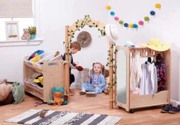 Toddler Dressing Up Mini Zone mit großen Körben — Millhouse Lernspielzeug Schule