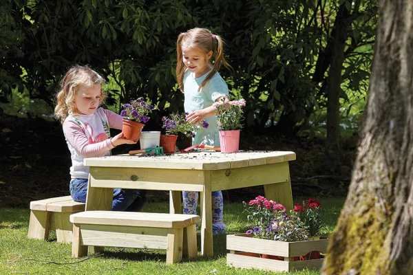 Quadratisches Tisch- und Bankset - Vorschule — Millhouse Lernspielzeug Schule Quadratisches Tisch- und Bankset - Vorschule — Millhouse Lernspielzeug Schule