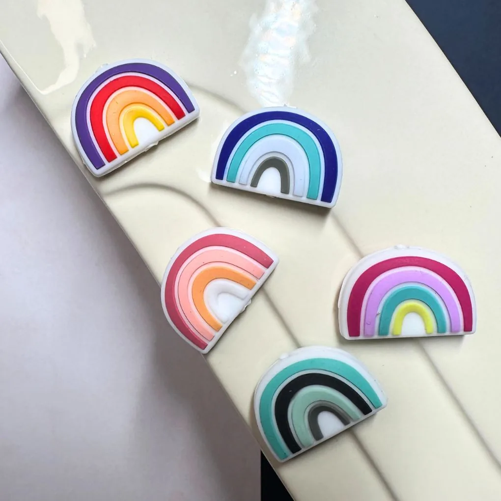 Regenbogen-Motivperle aus Silikon — Kiki-Ena Bastelmaterial Naturholz Regenbogen-Motivperle aus Silikon — Kiki-Ena Bastelmaterial Naturholz