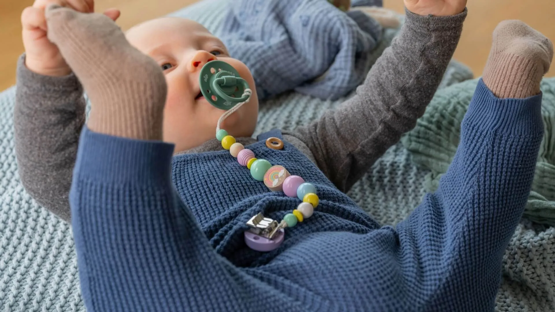 Regenbogen-Schnullerkette Bastelset rosa — Kiki-Ena Bastelmaterial Naturholz