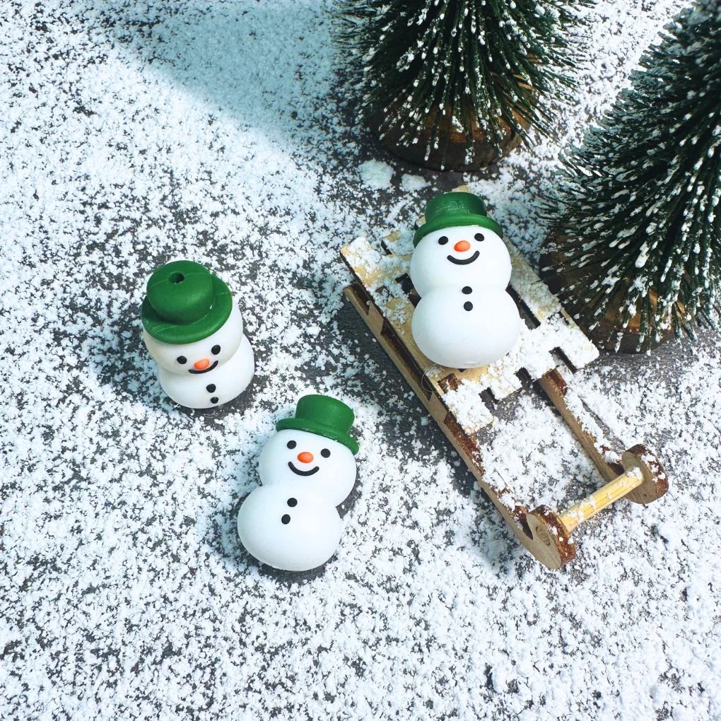 Schneemann-Motivperle aus Silikon — Kiki-Ena Bastelmaterial Naturholz Schneemann-Motivperle aus Silikon — Kiki-Ena Bastelmaterial Naturholz
