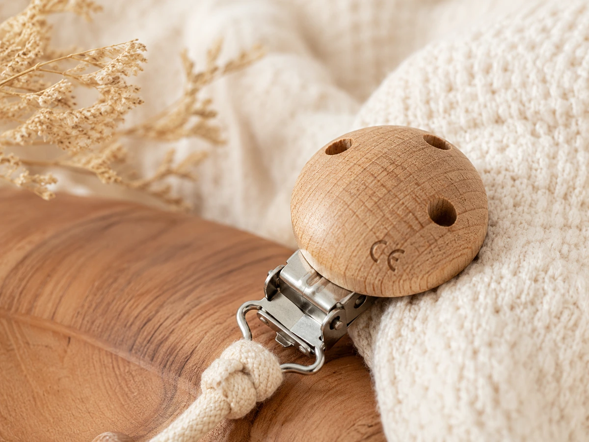 Holzclip Detail mit CE-Symbol und Belüftungslöchern — Kiki-Ena Sicherheits-Standard