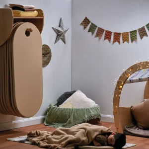 Slumberstore Wandmontierte cremefarbene Matten — Millhouse Lernspielzeug Schule