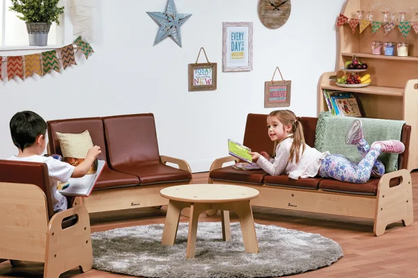 Sofa- und Tischset — Millhouse Lernspielzeug Schule Sofa- und Tischset — Millhouse Lernspielzeug Schule