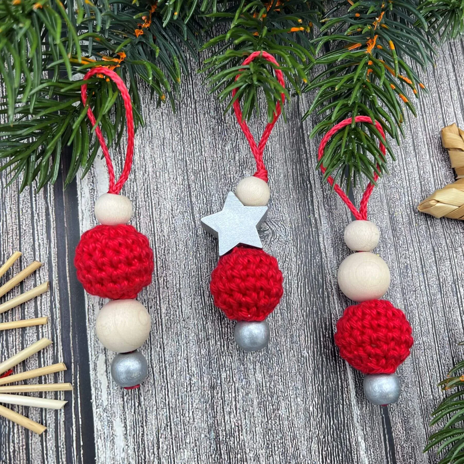 Weihnachtsanhänger Häkelperle 3er Bastelset - rot-silber — Kiki-Ena Bastelmaterial Naturholz