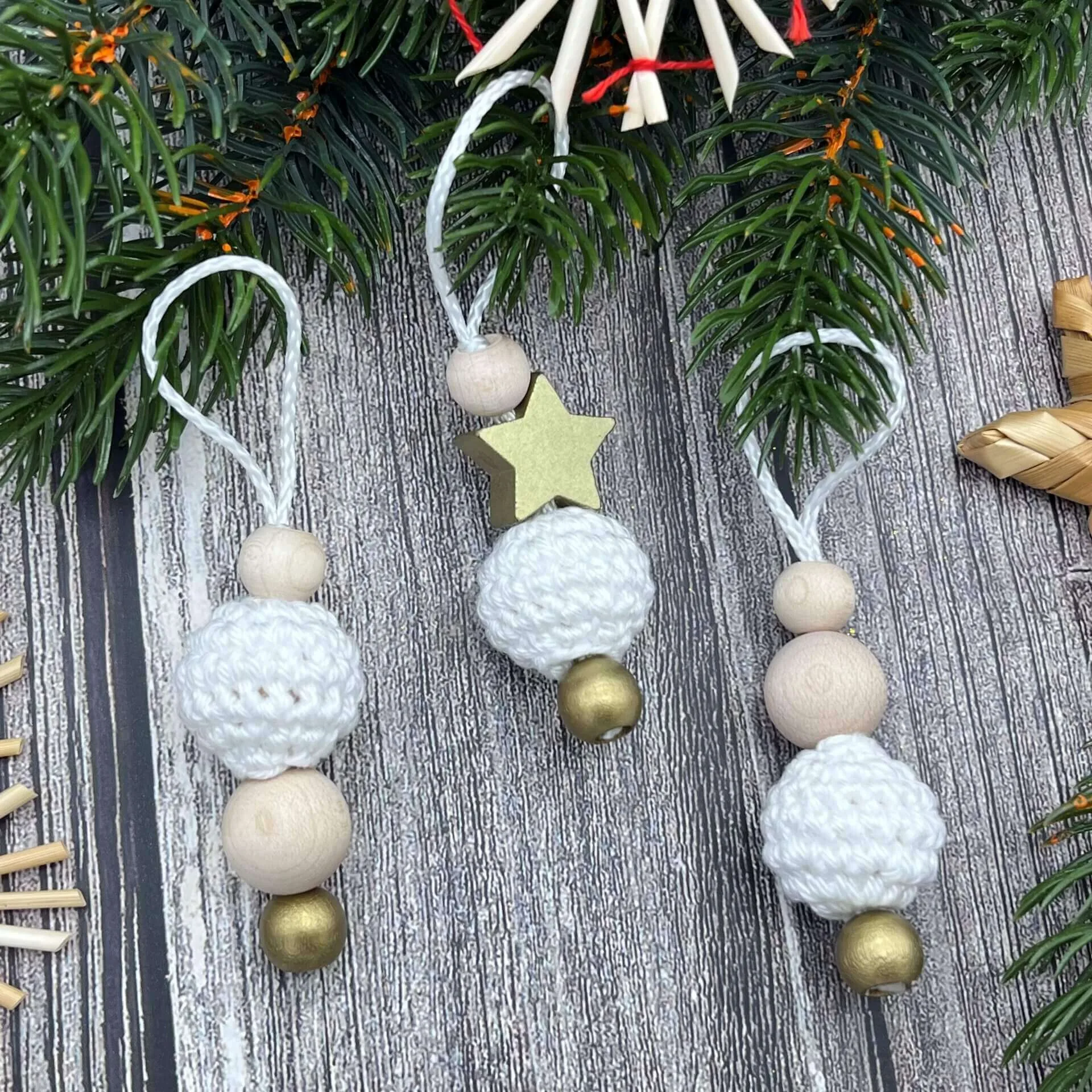 Weihnachtsanhänger Häkelperle 3er Bastelset - weiß-gold — Kiki-Ena Bastelmaterial Naturholz