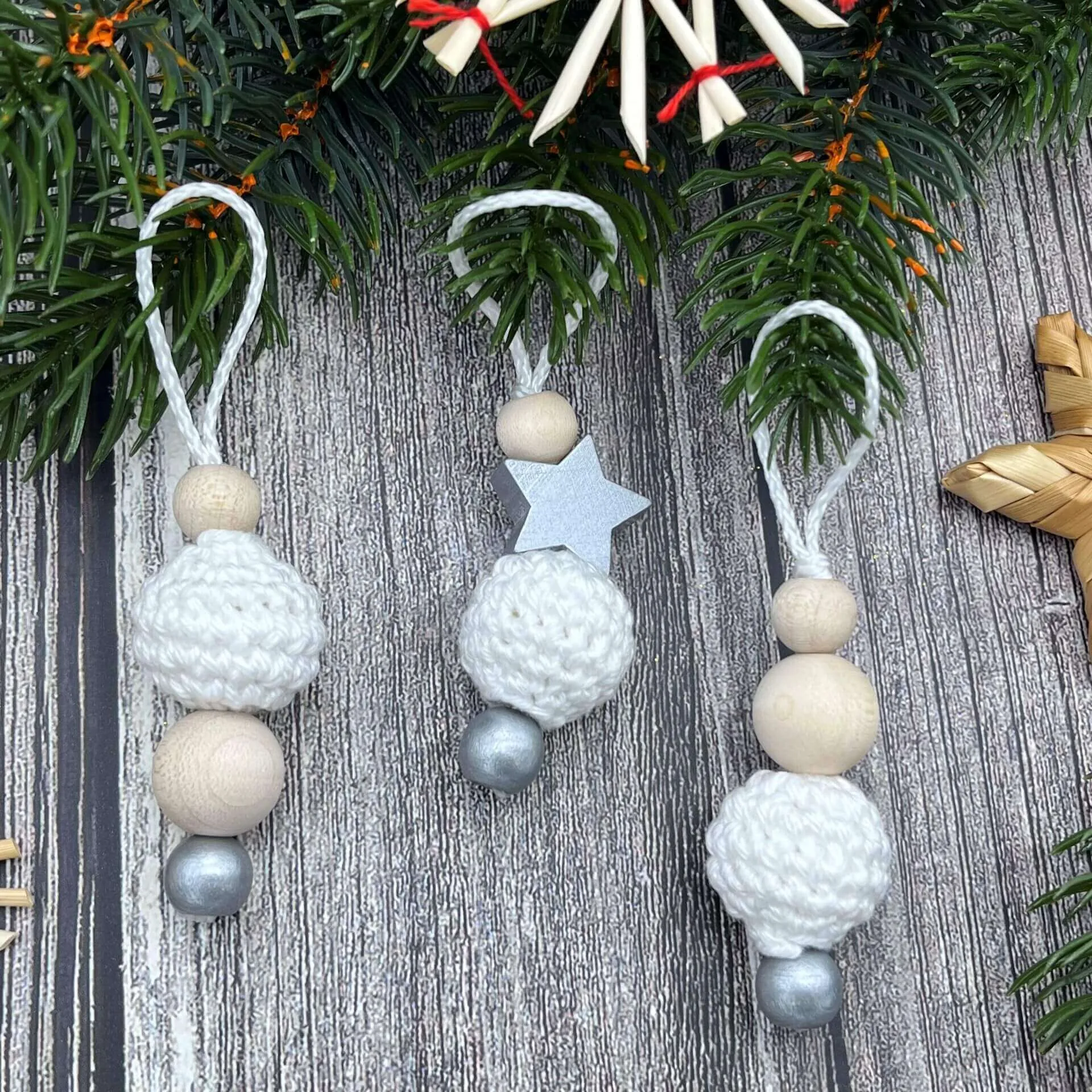 Weihnachtsanhänger Häkelperle 3er Bastelset - weiß-silber — Kiki-Ena Bastelmaterial Naturholz